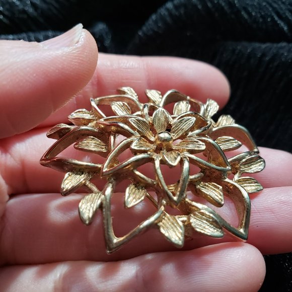 Vintage 1962 Gold Tone Circular Flower Brooch by Sarah Coventry Signed - Picture 4 of 8